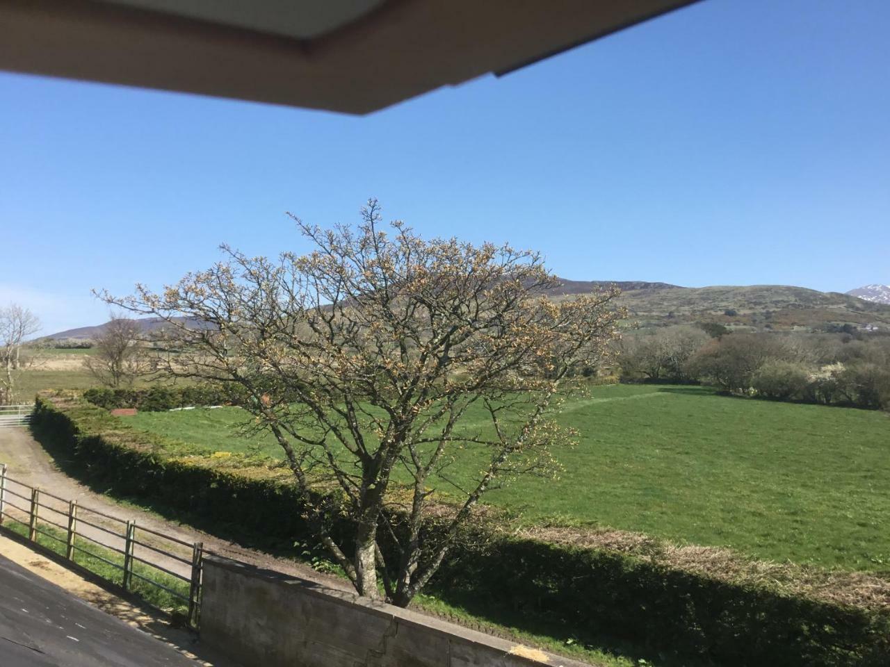 Tyddyn Perthi Farm Villa Llanberis Bagian luar foto
